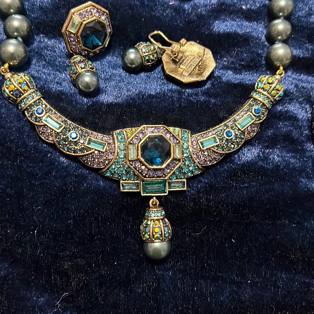 7piece Heidi Daus collectable suite  this statement necklace is adjustable.